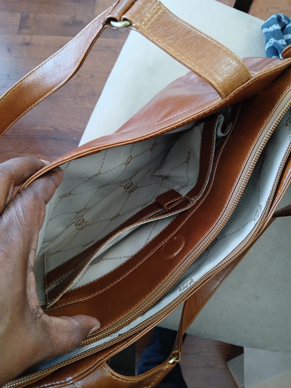 Derek Alexander Classic Tan Leather Shoulder Bag - Picture 6 of 7